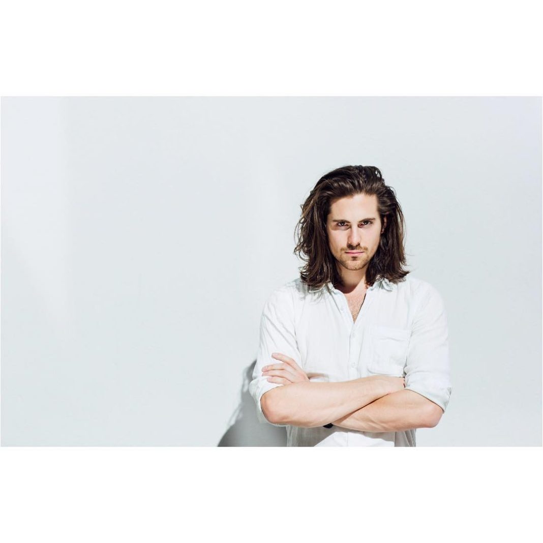 Is Actor Chris Mcnally Dating Girlfriend Or Married To Wife, Gay Rumors? chris mcnally wiki