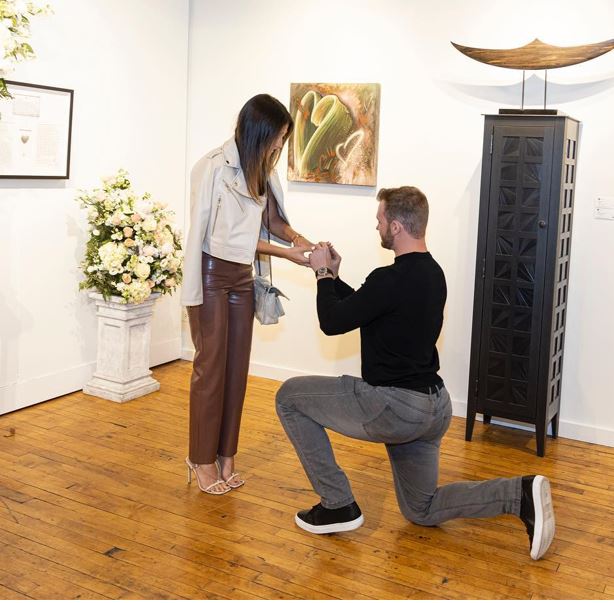Ian Happ proposing his girlfriend Julie Mazur with a big engagement ring