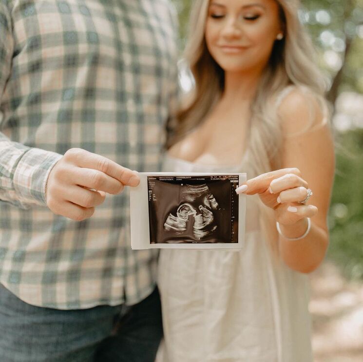 Saryn Anderson announcing her pregnancy
