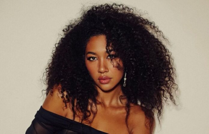 Aoki Lee Simmons Age