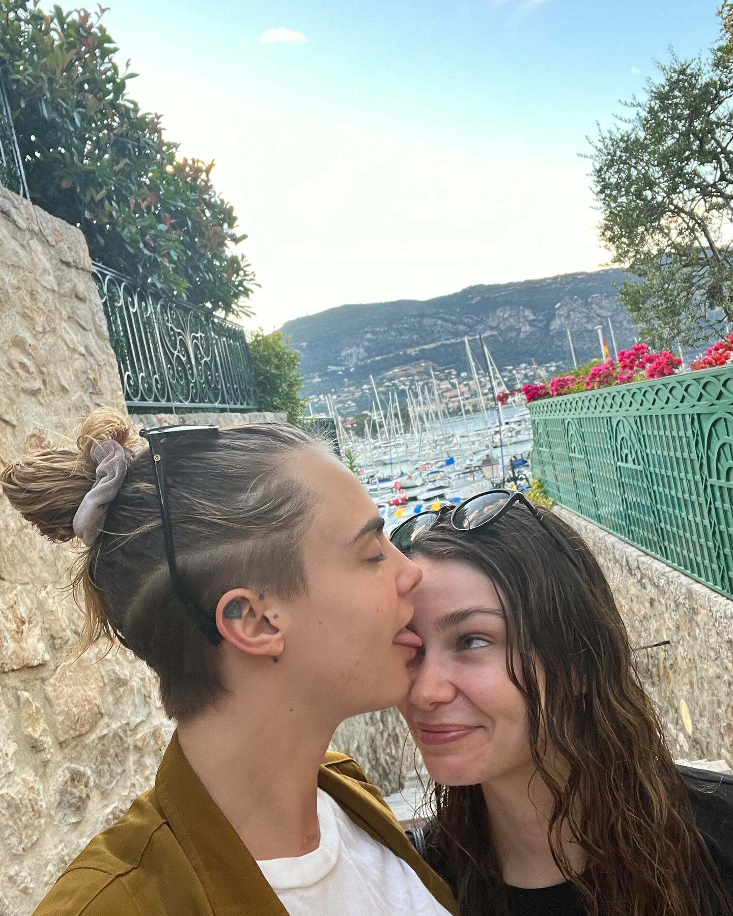 Minke and Cara kissing